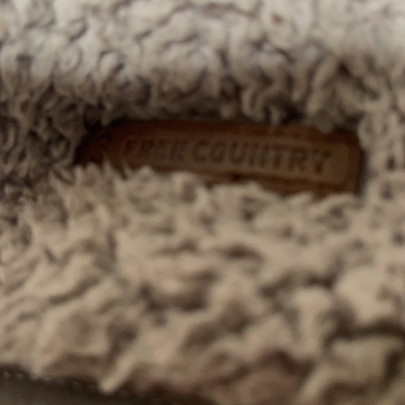 Free country fuzzy vest NN - Picture 7 of 7